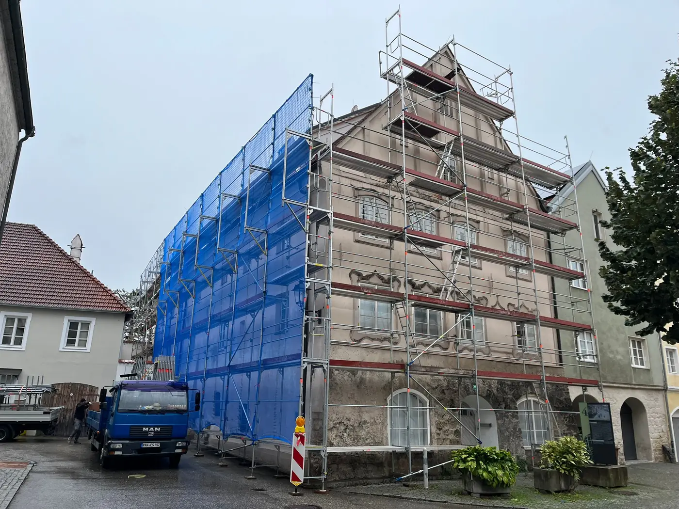Eingerüsteter Altbau, eine der frühen Baustellen von Wankner + Mairhofer rund um Ering
