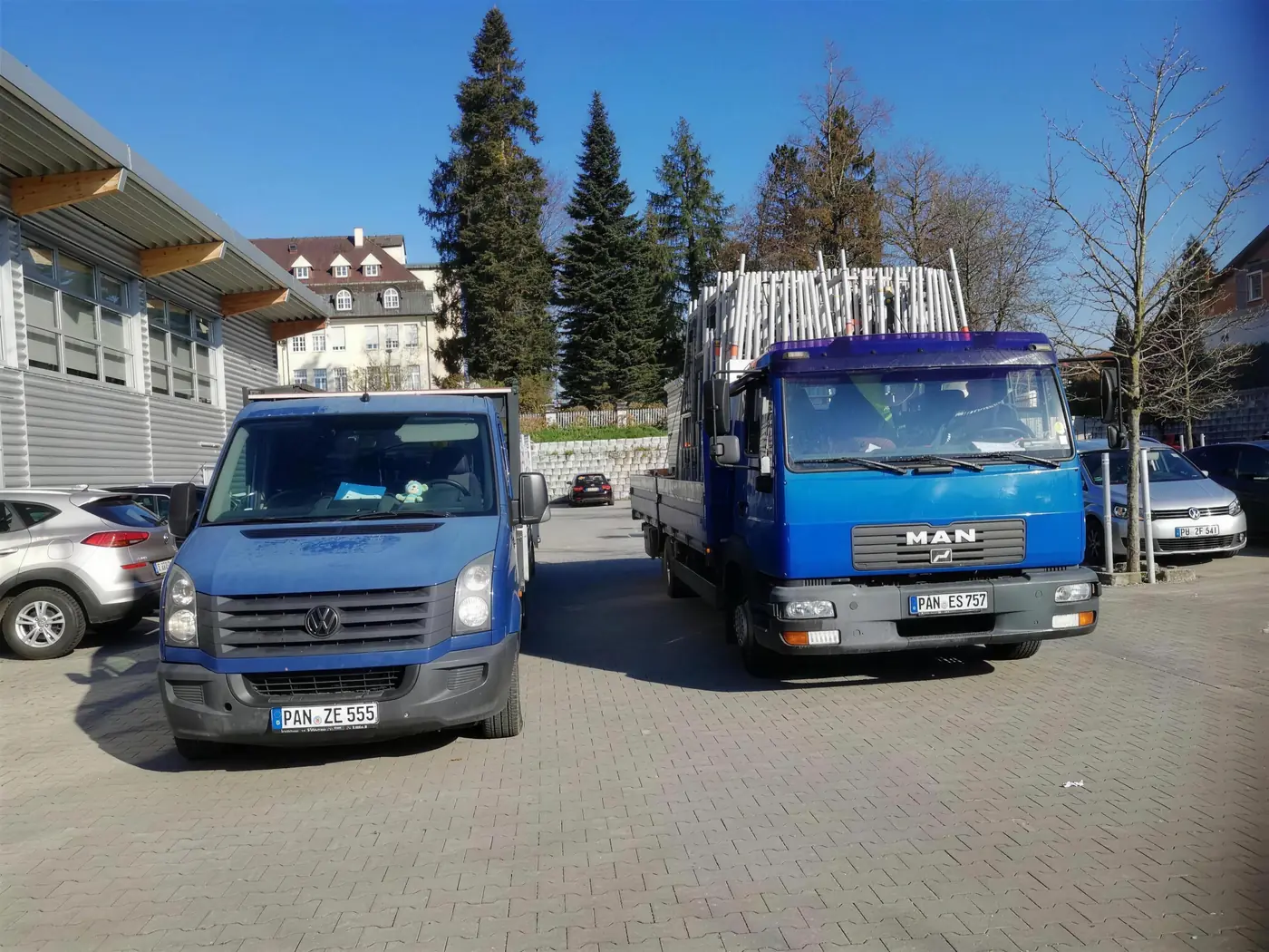 Fuhrpark von Wankner + Mairhofer mit MAN-Lkw und VW Crafter am Standort Ering