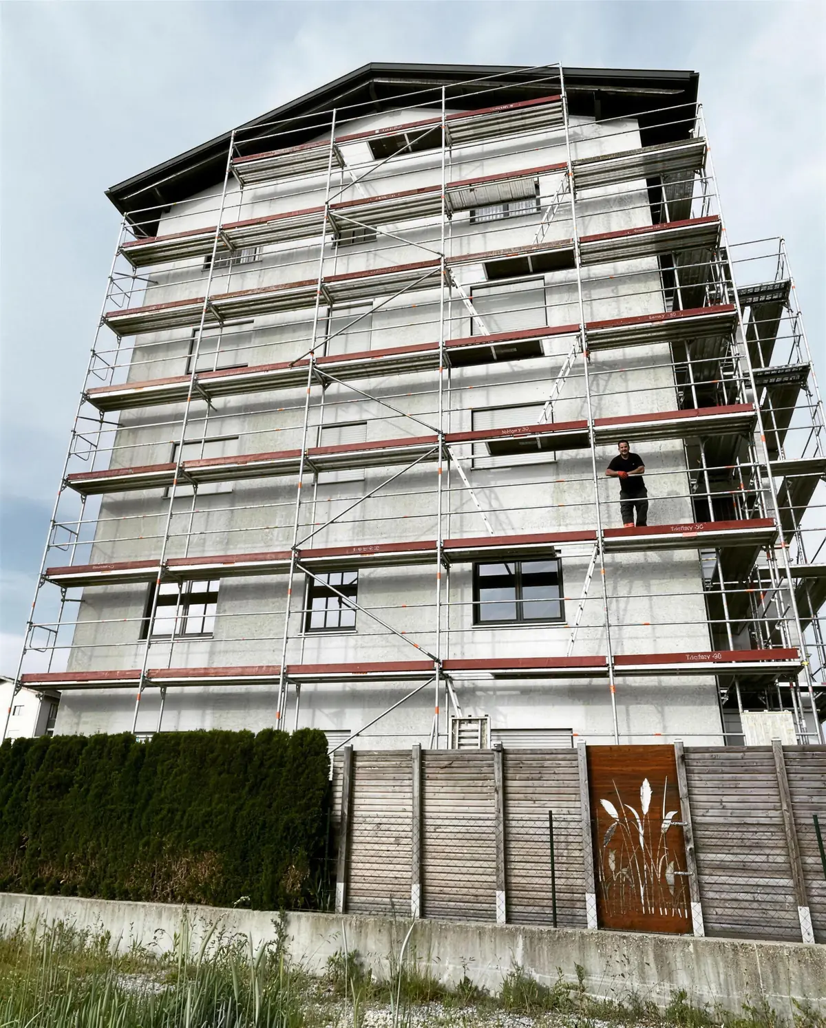 Fassadengerüst von Wankner + Mairhofer an einem Wohnhaus im Rottal-Inn
