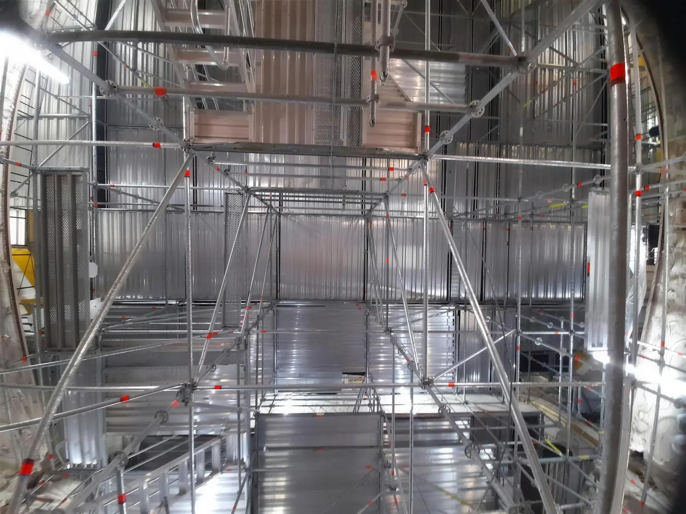 Modulgerüst in einer Industriehalle, aufgebaut von Wankner + Mairhofer aus Ering