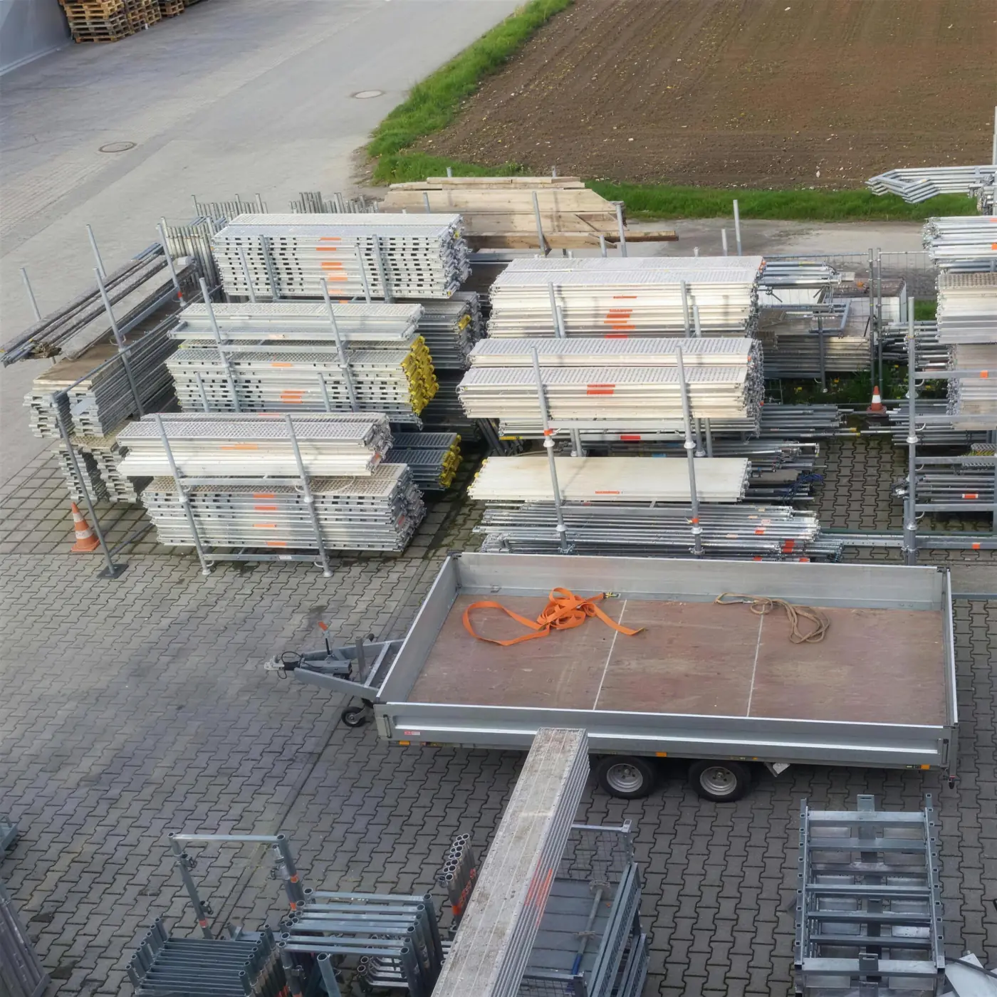 Gerüstmaterial und Anhänger im Lager von Wankner + Mairhofer in Ering