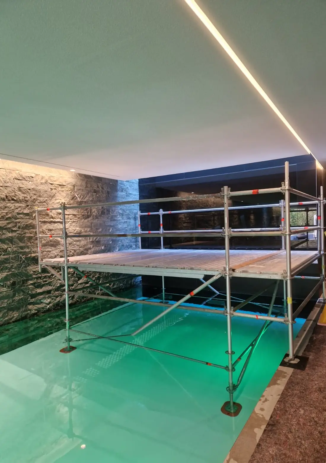 Arbeitsgerüst über dem Schwimmbecken, Sonderkonstruktion von Wankner + Mairhofer