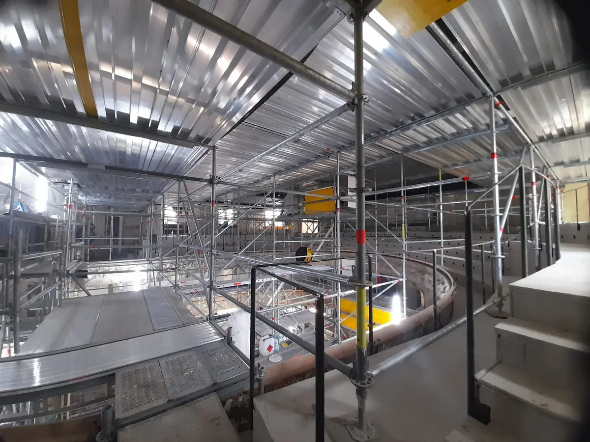 Gerüstbau in der Industriehalle zwischen Edelstahltanks, Wankner + Mairhofer aus Ering